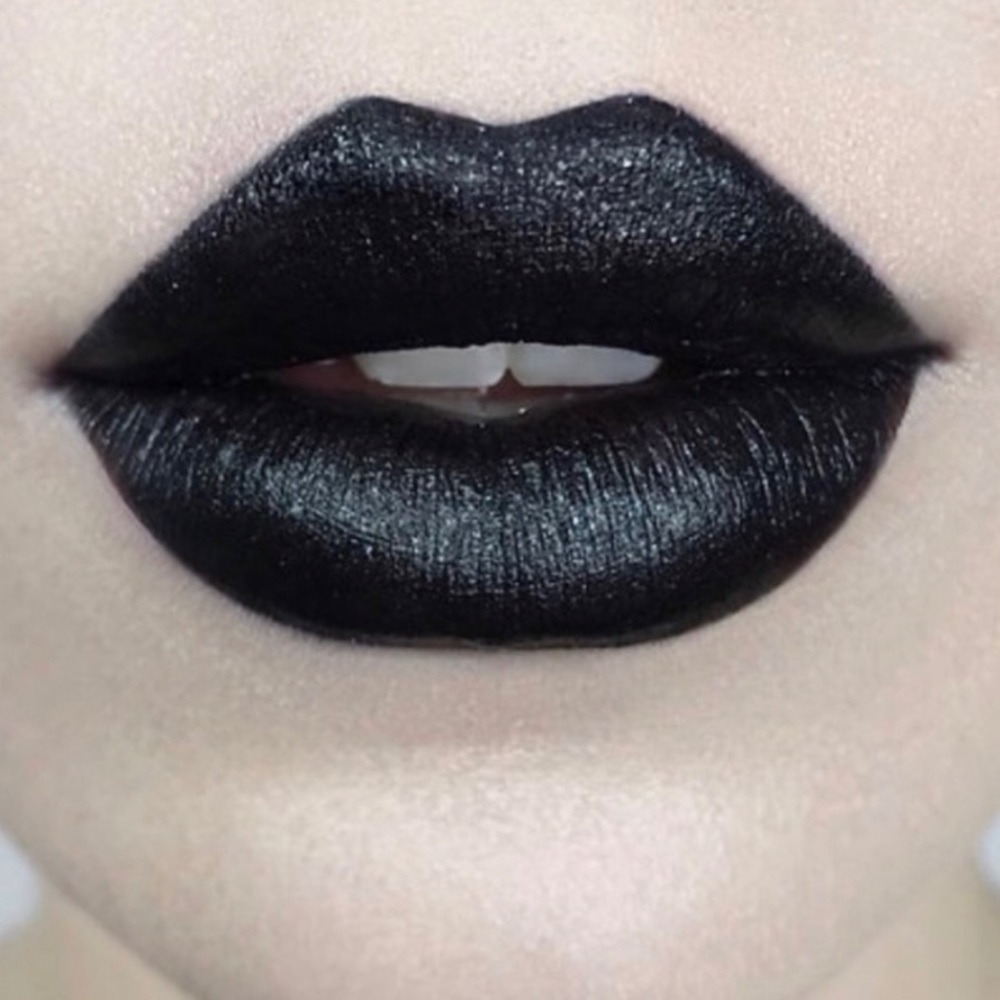 Kat Von D Studded Kiss Lipstick NAYEON